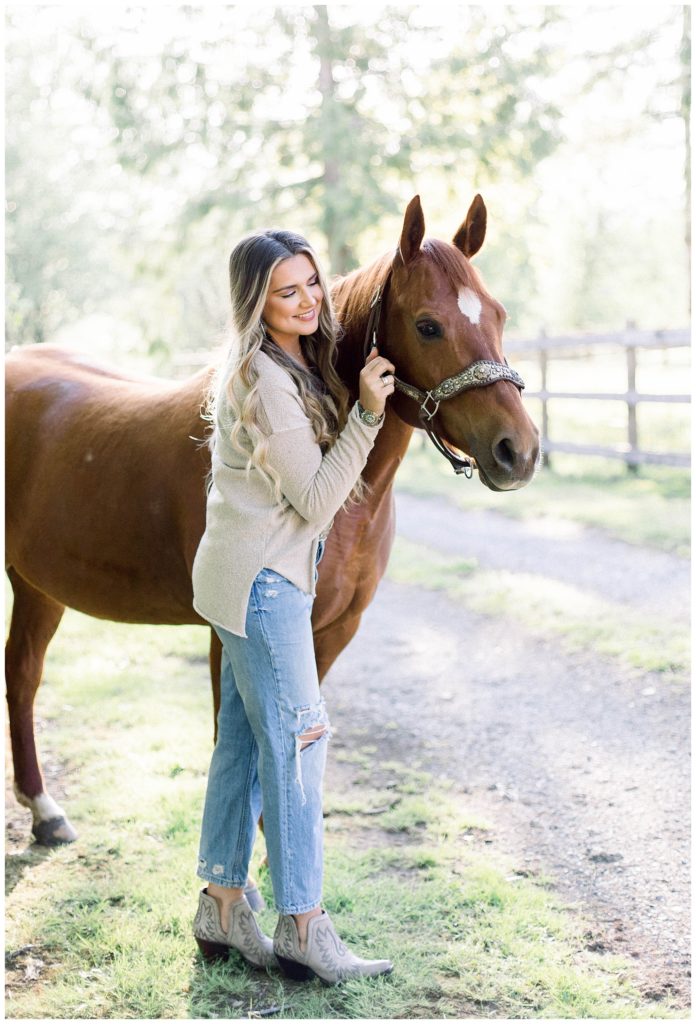 what to wear for senior portraits in the fall example showing girl wearing beige sweater, jeans and western boots