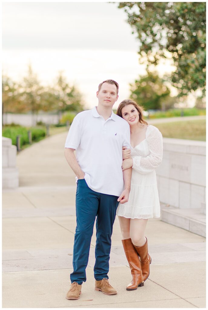 Knoxville engagement photos with couple at Lakeshore Park